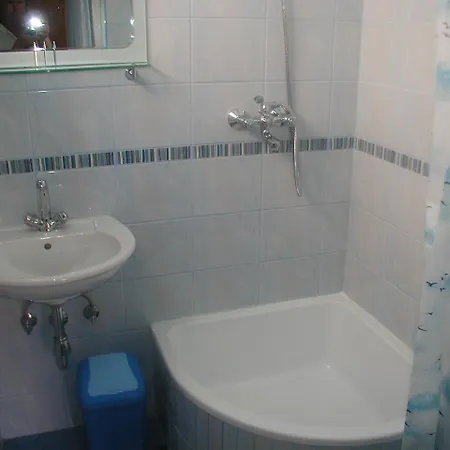 Studio In 33596 *
